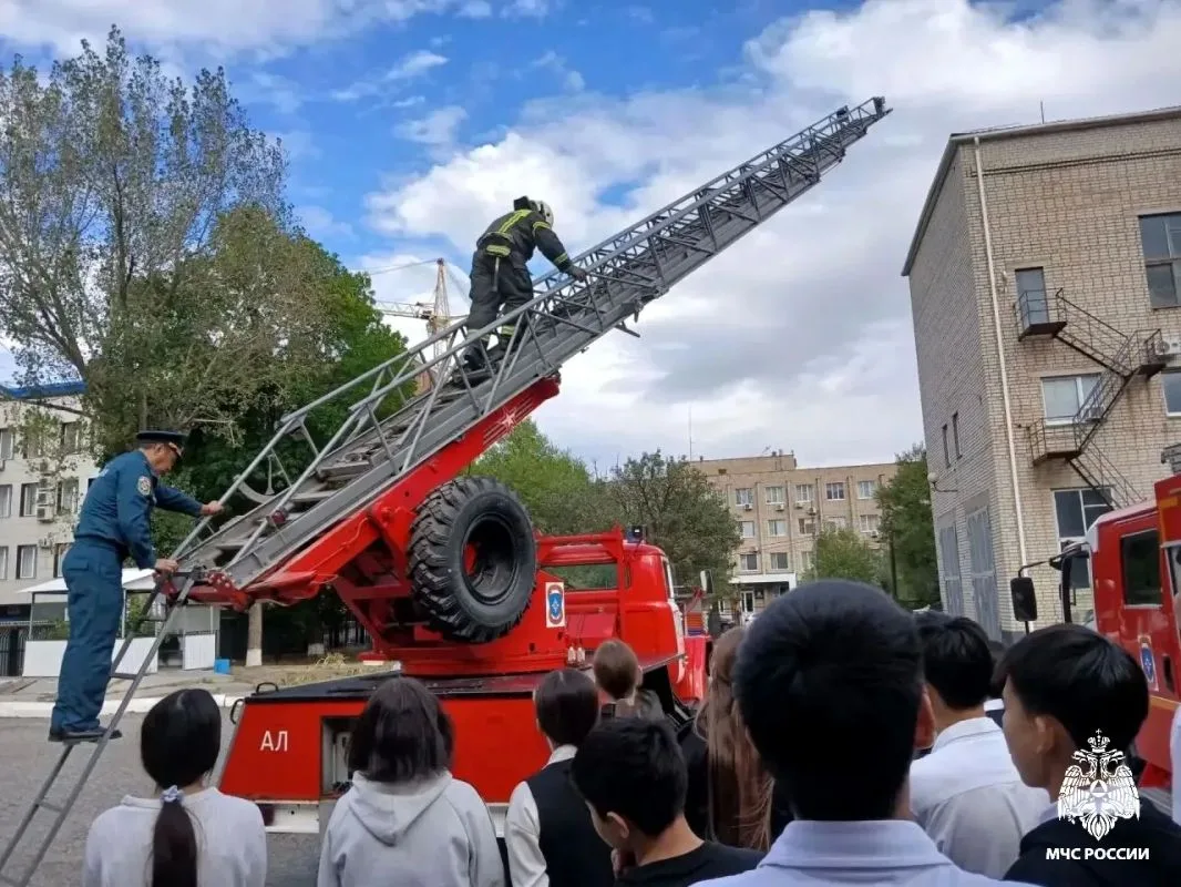 Школьникам Калмыкии рассказали о пожарной охране