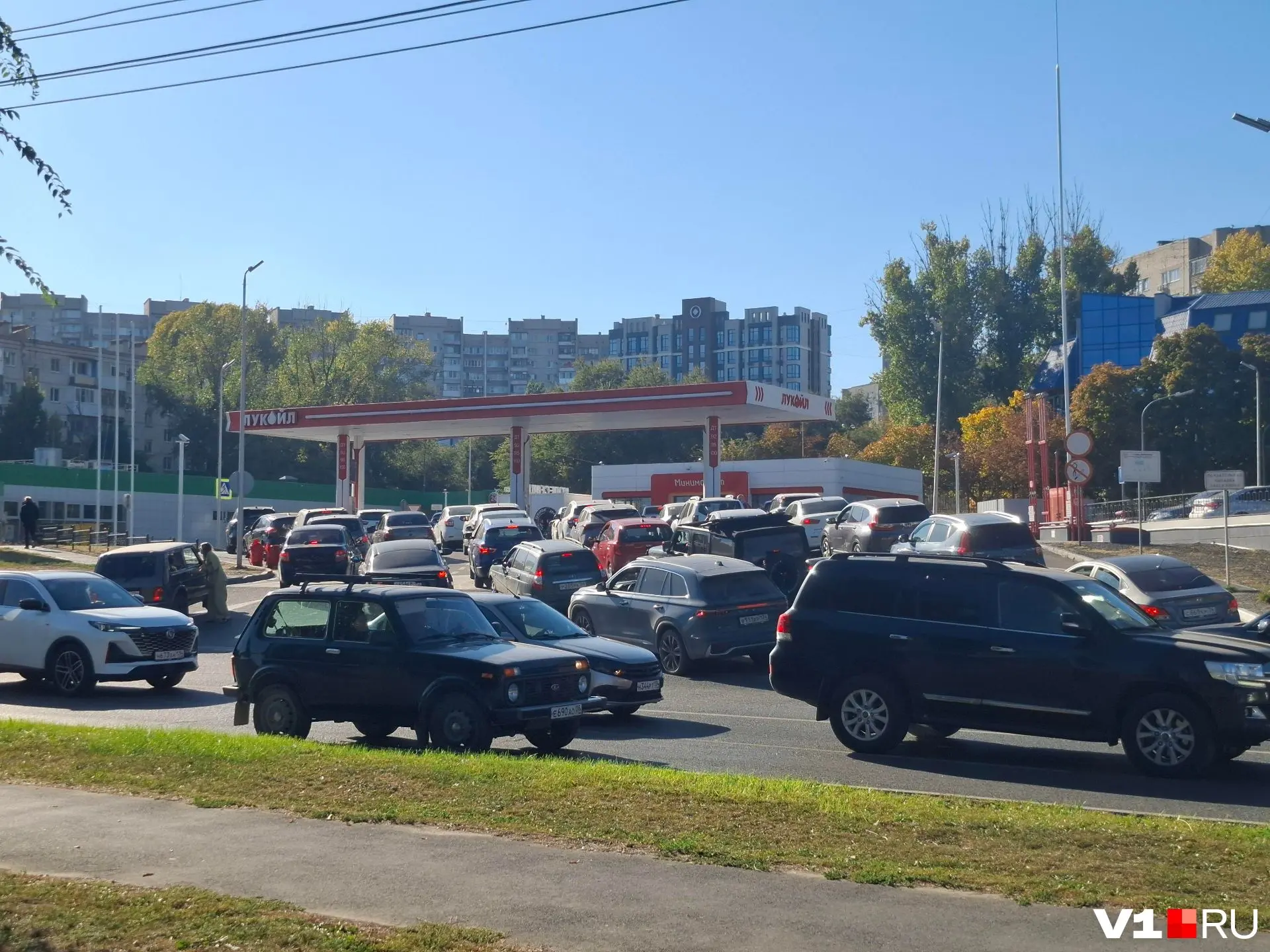 В центре Волгограда переделывают дорогу к самой популярной заправке