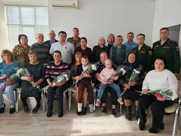В Клинцовском районе семьям погибших военнослужащих передали государственные награды