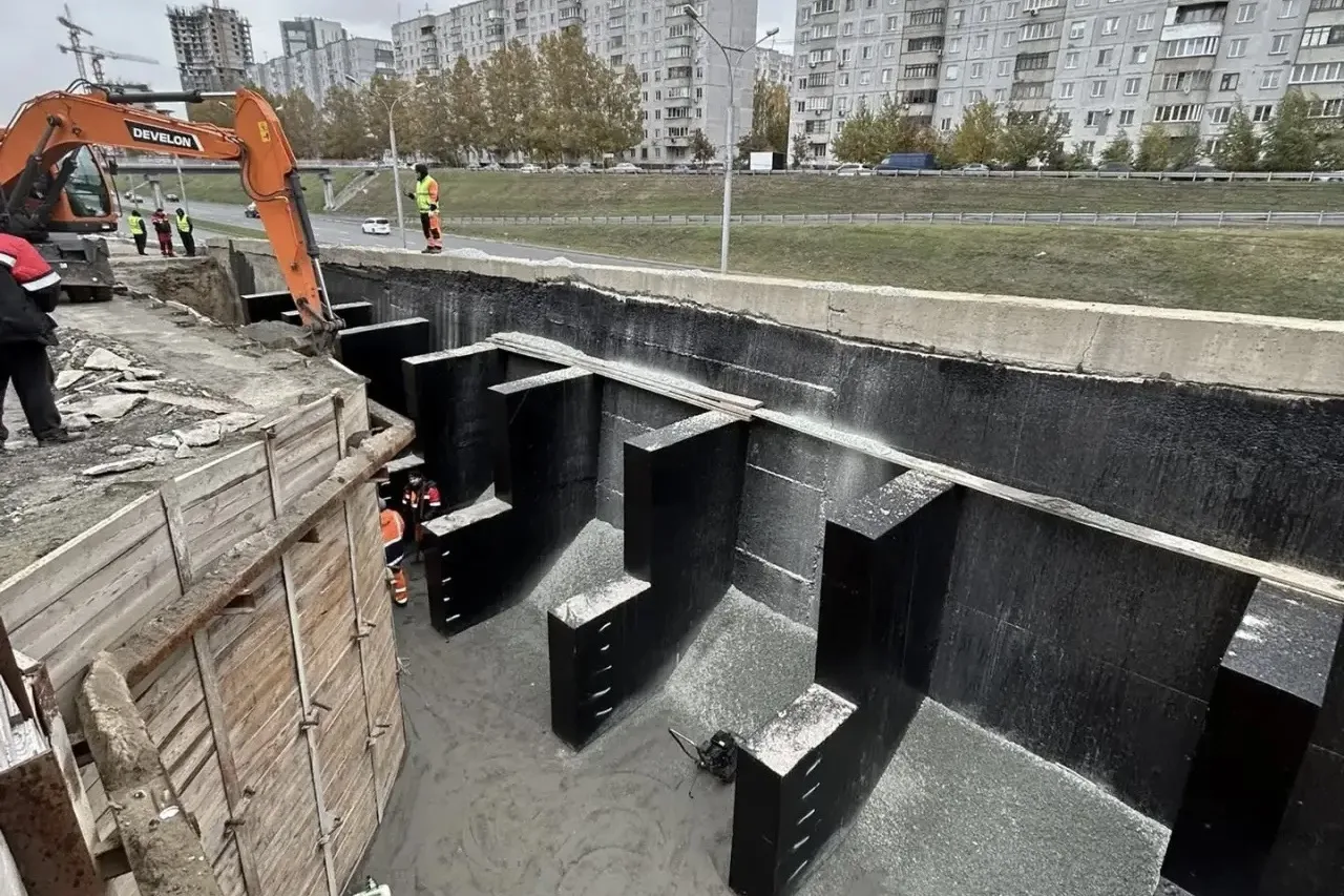 На улице Ипподромской приступили к обратной засыпке котлована.