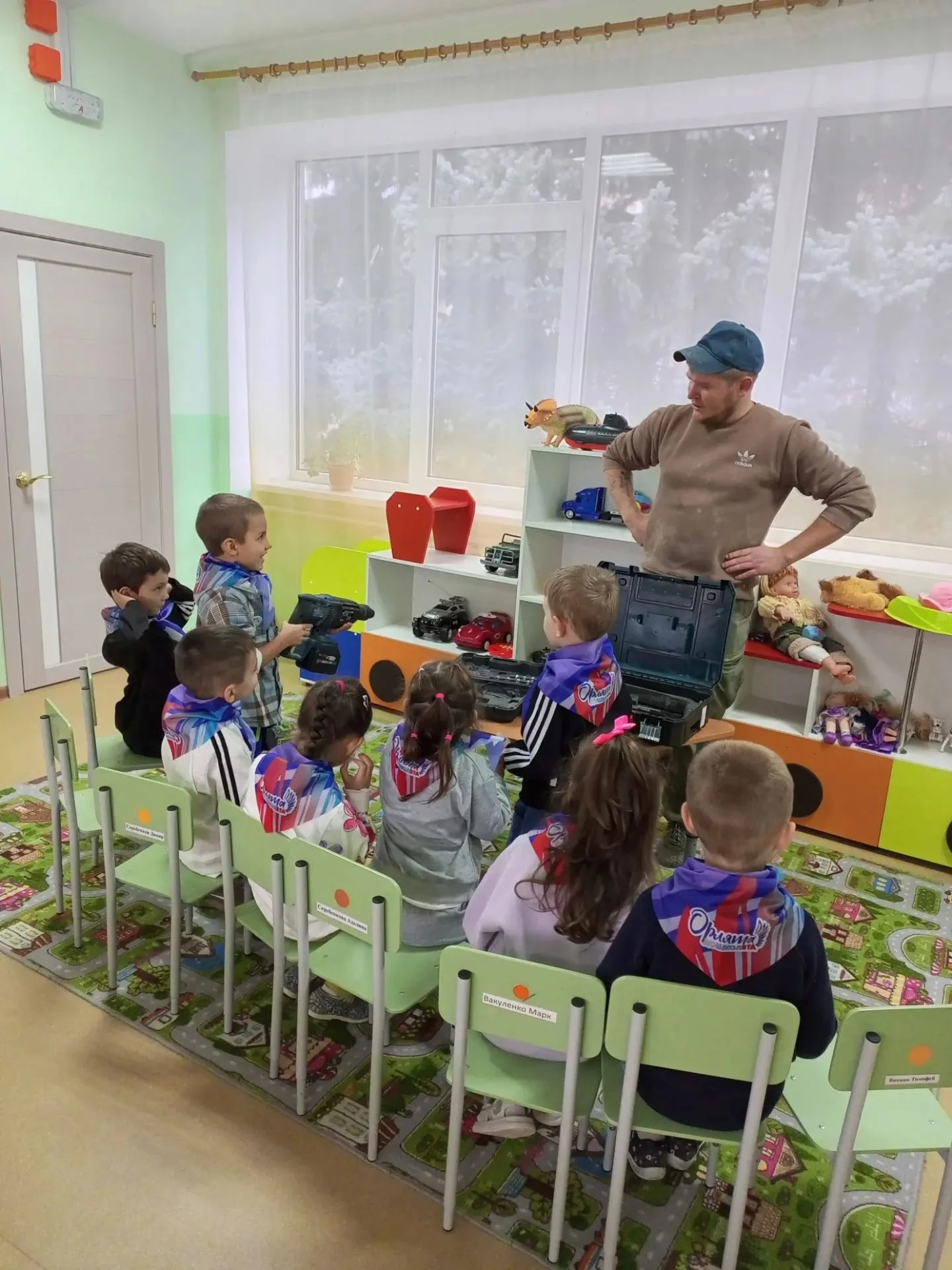 В детском саду №2 "Золотой ключик" папы рассказали детям о своих профессиях