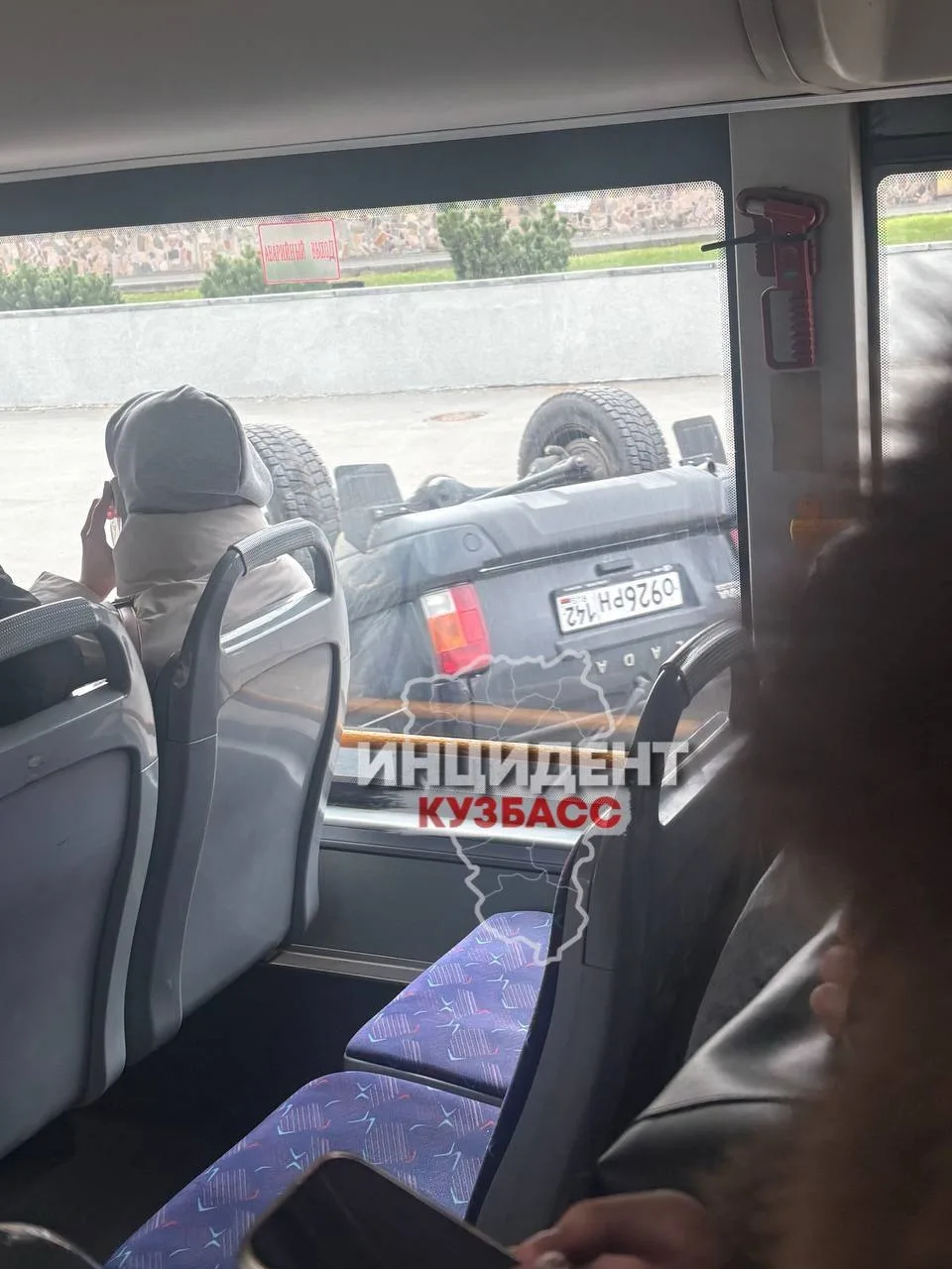 ДТП с перевертышем произошло в Кемерове на остановке площадь Волкова, сообщает читатель.
