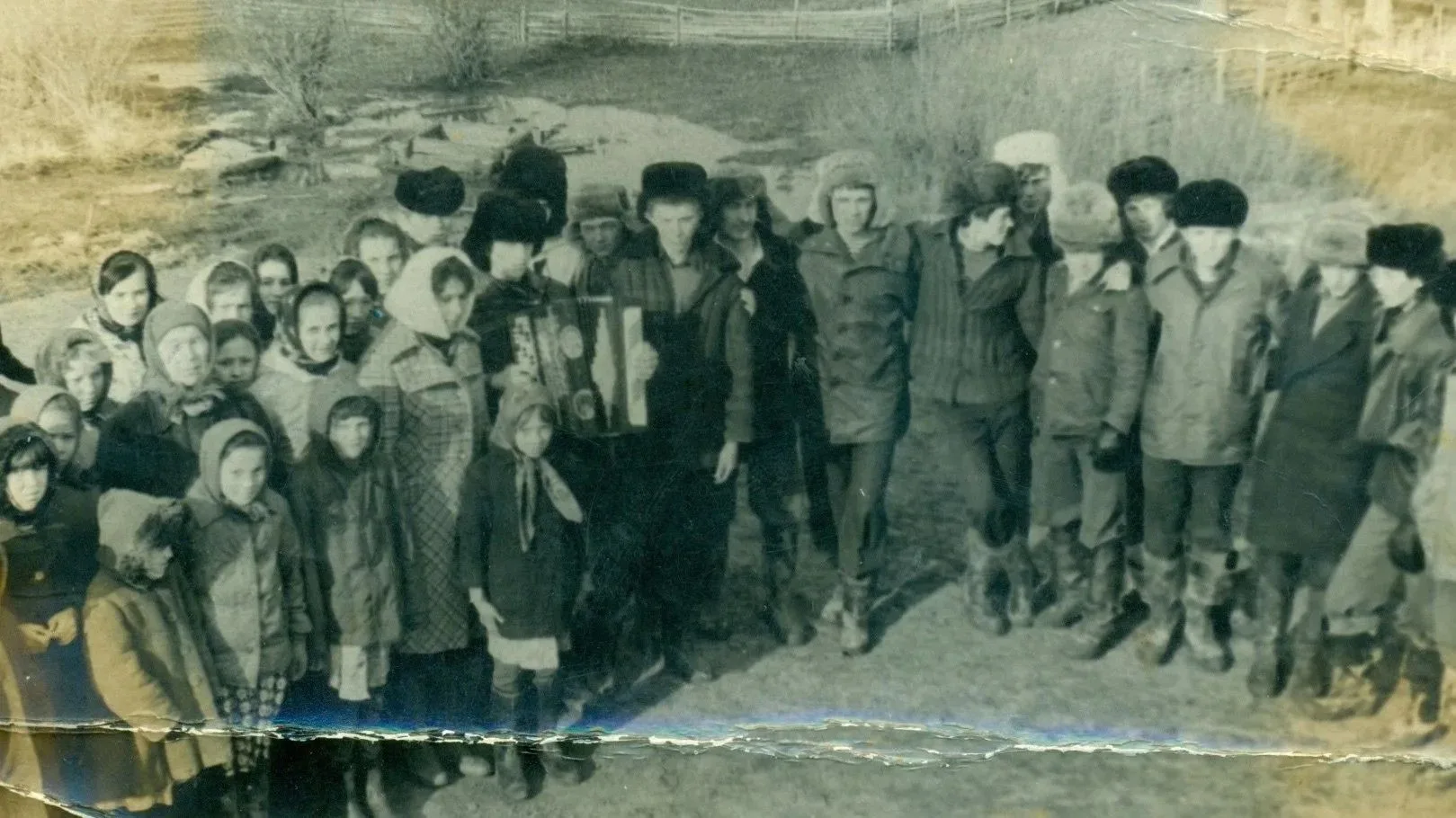 Как провожали солдат в деревне Уткино: старая чёрно-белая фотография из Мамадышского ра...