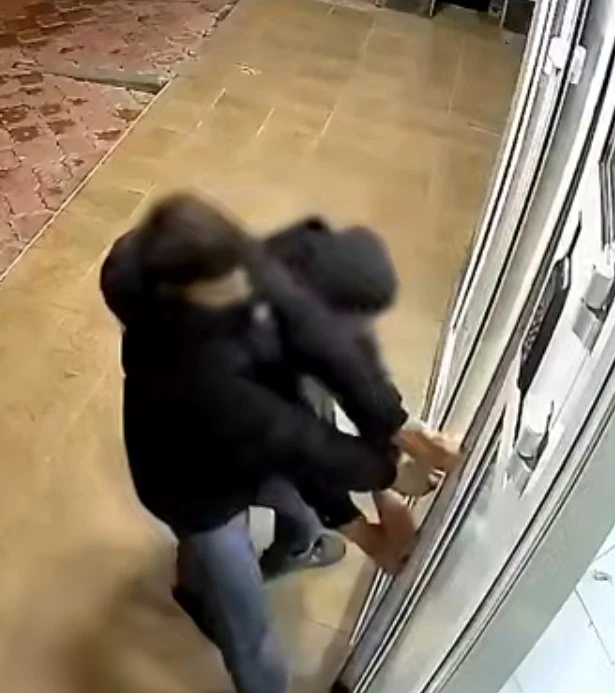 Подростки разгромили подъезд в многоэтажке Новосибирска