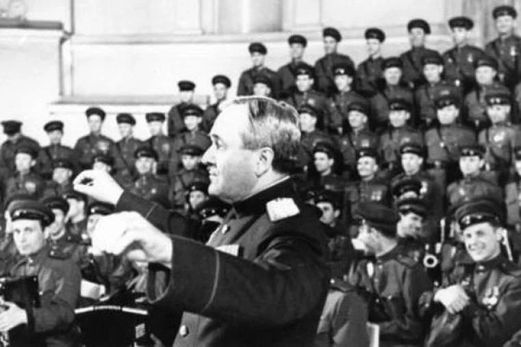 12 октября 1928 года состоялось первое выступление созданного при Центральном доме Крас...