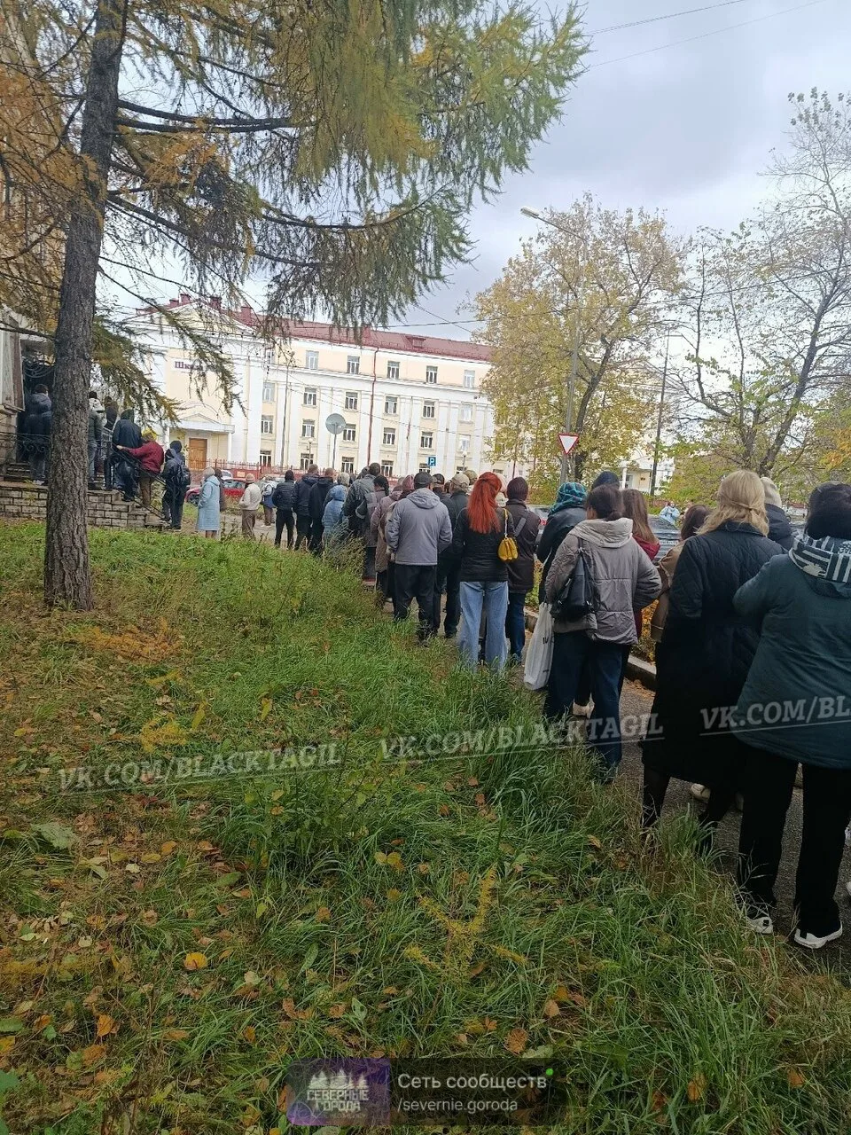 Вот такая очередь была сегодня к приставам на Гвардейской 22.
