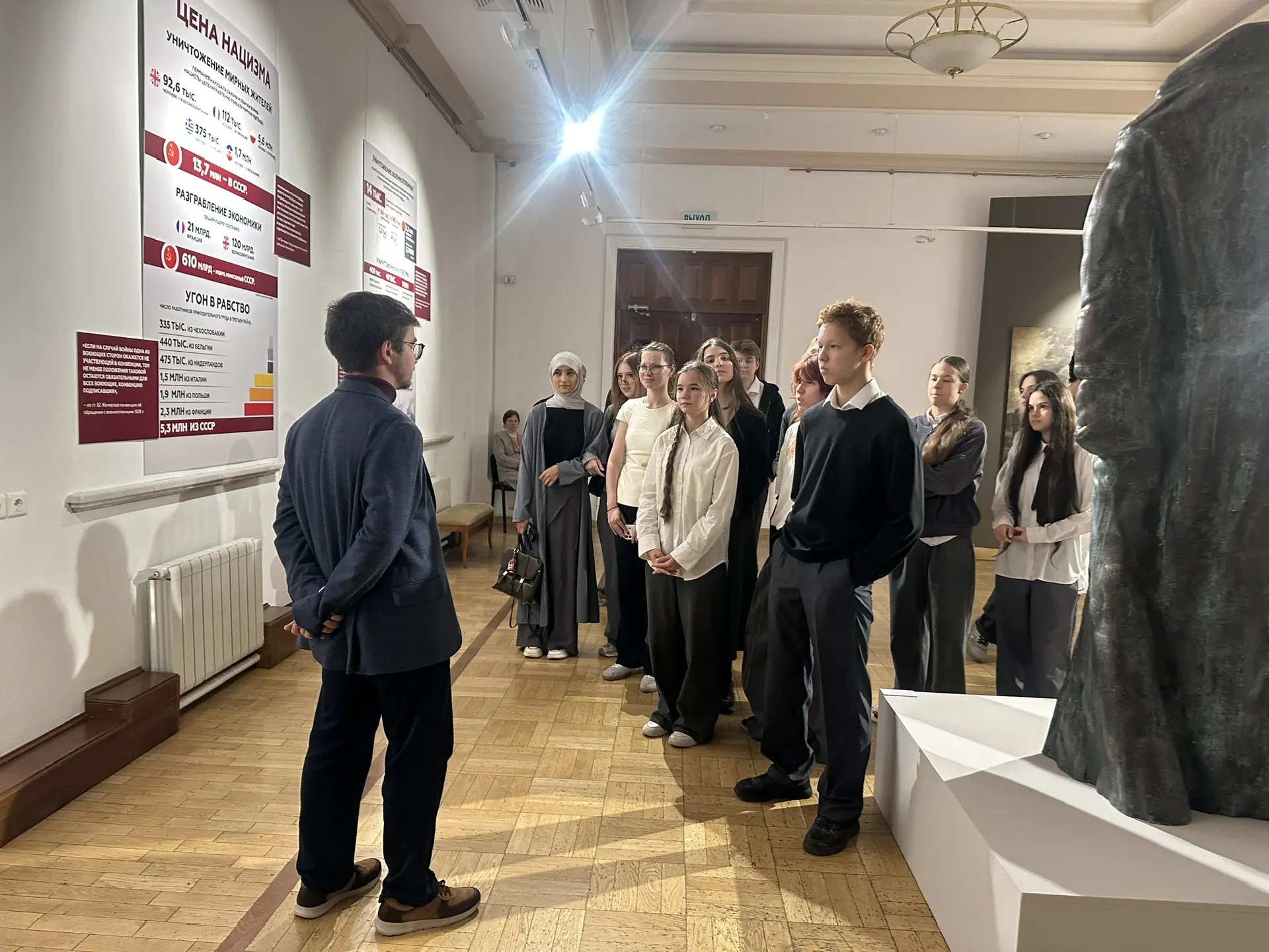 🎨 Ученики нашей школы №1 посетили передвижную историко-художественную выставку «Без ср...