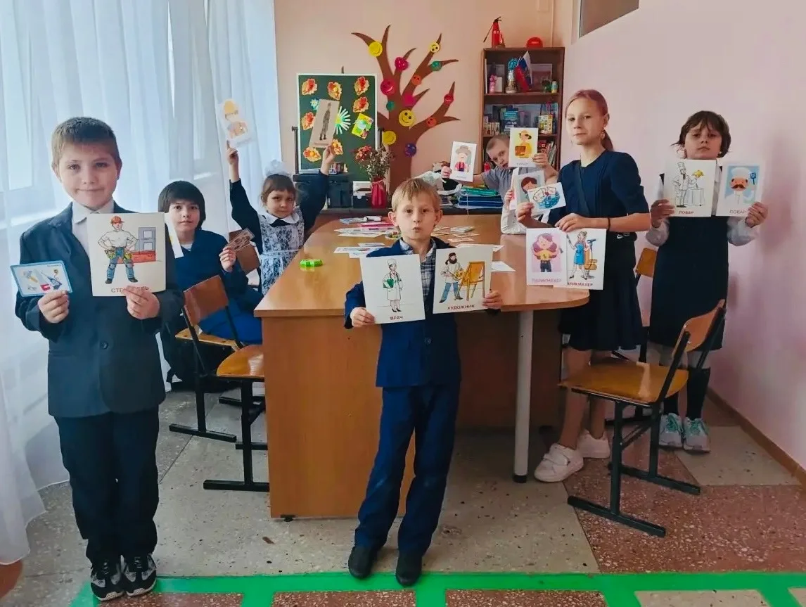 Для обучающихся  МКОУ «Школа № 2» была проведена беседа «Мир профессий». Дети обсудили,...