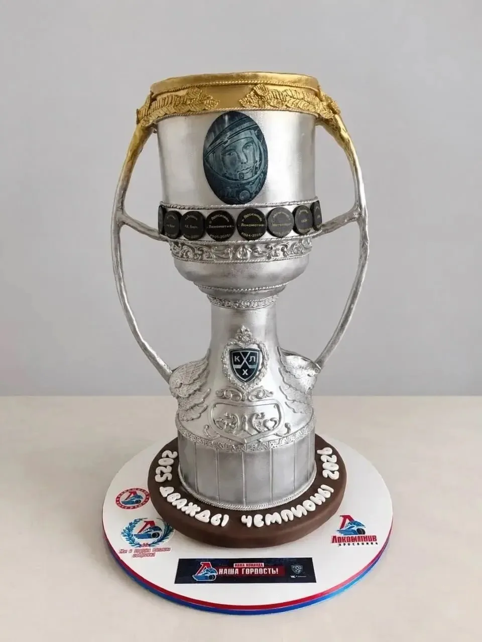 🏒 Ярославский кондитер Ольга Шитикова испекла торт в виде Кубка Гагарина для междунаро...