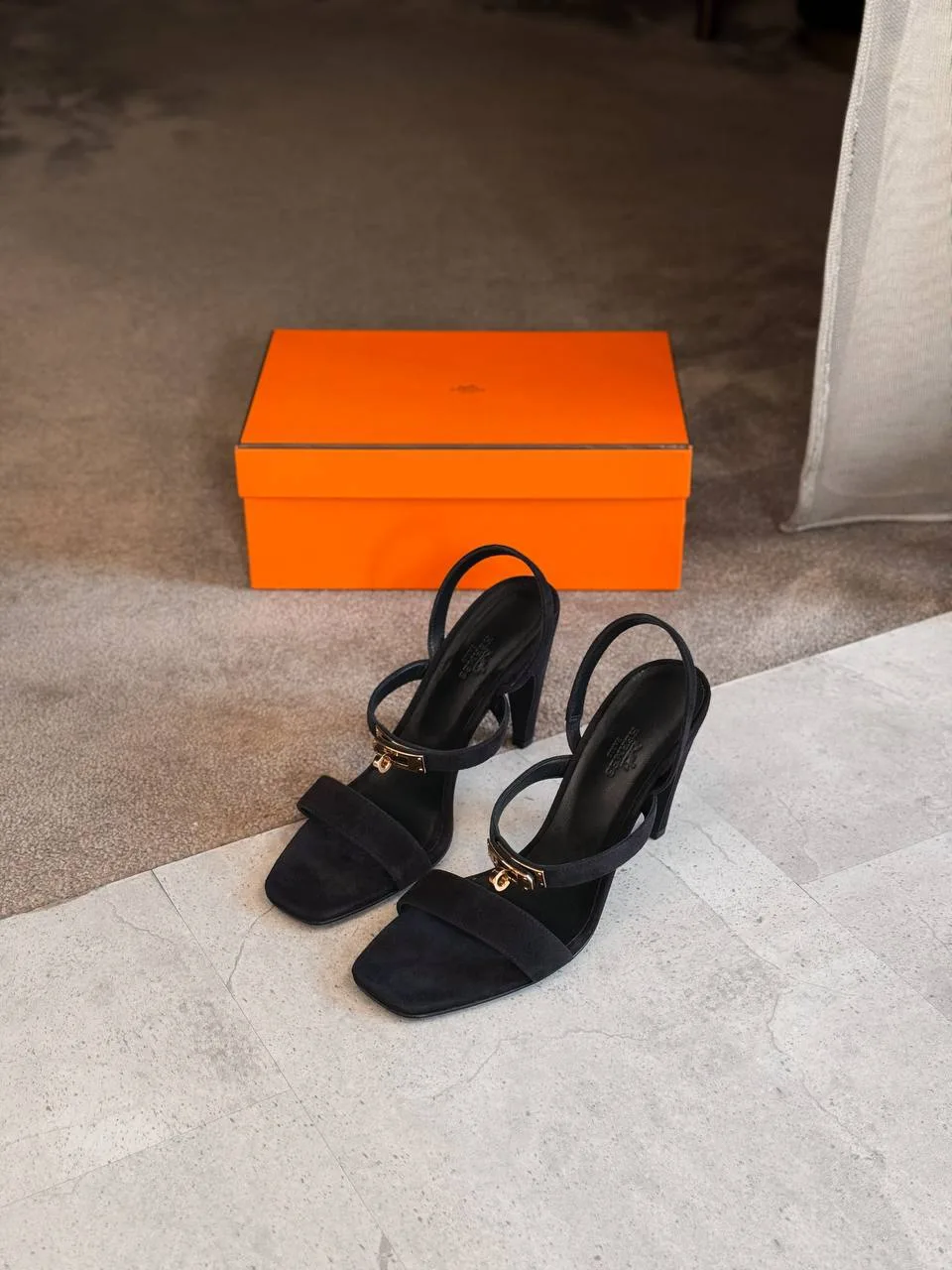 Новые замшевые туфли Hermes Glamour Noir с замком Kelly rghw, маркировка 40. Полный ком...