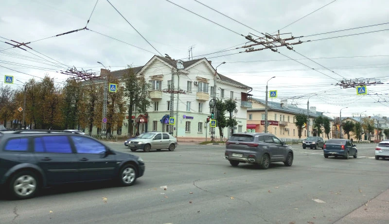 На проспекте Ленина после городского полумарафона началось автомобильное движение