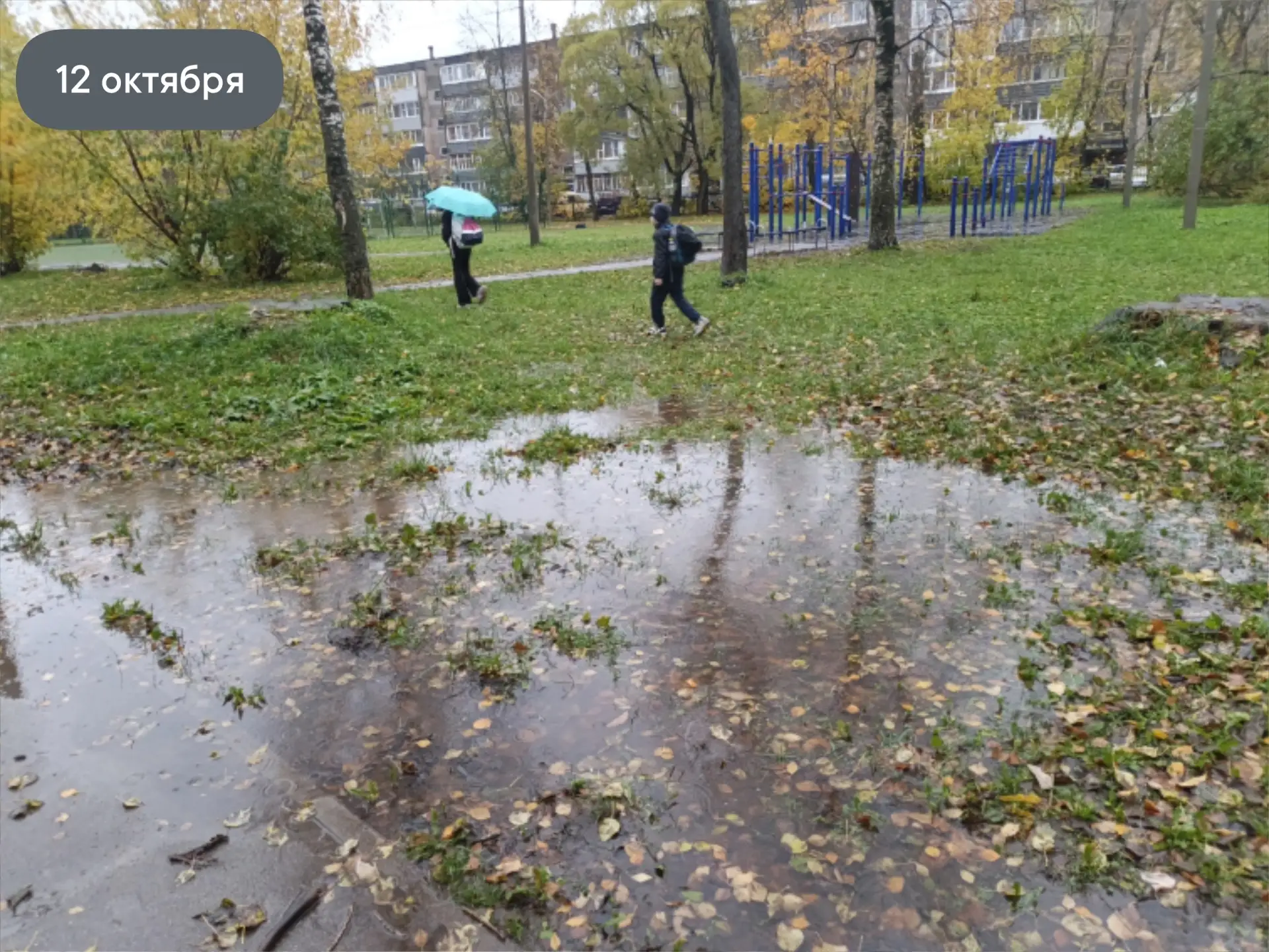Родители школьников продолжают жаловаться на грязь и огромные лужи, которые остаются по...