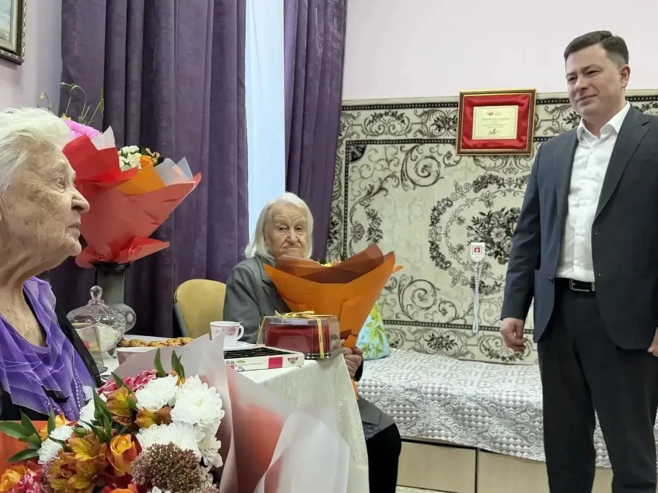 Сегодня, в День пожилого человека, передал поздравления с днем рождения от губернатора ...