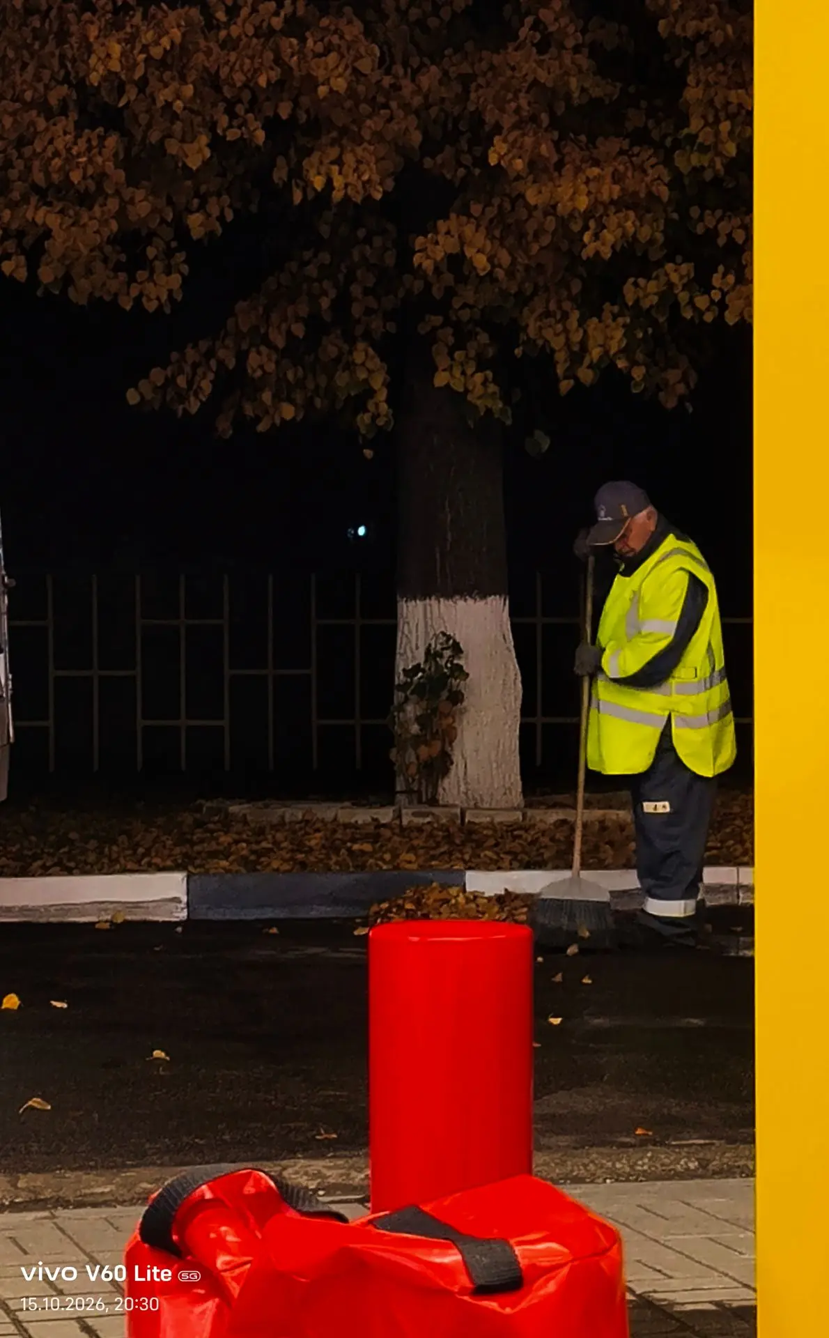 Уже после рабочей смены ,уставшие оба, мы поехали на заправку ⛽.