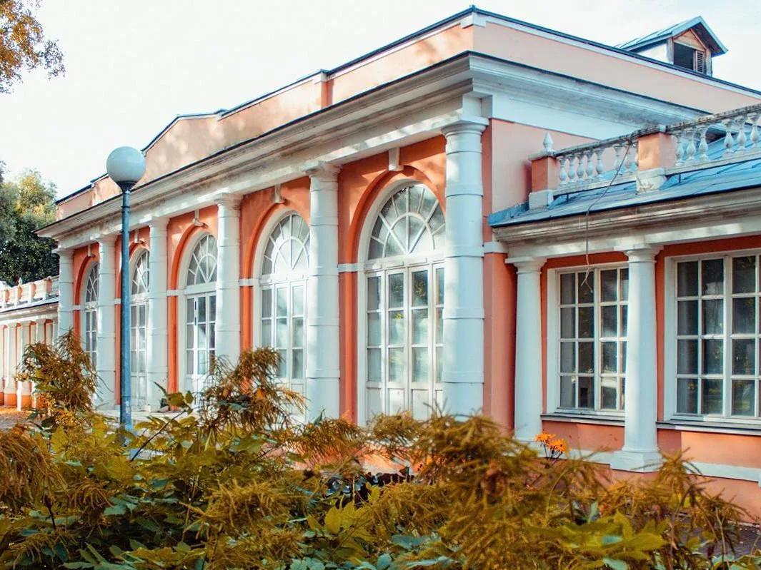 Бесплатная растяжка в старинной усадьбе