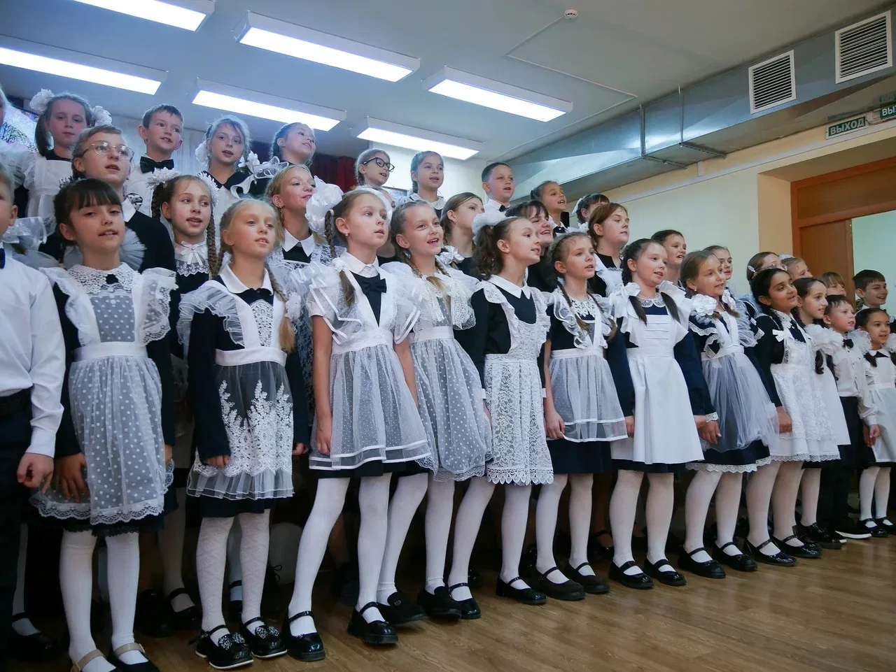 Школе 14 - 80 лет! Юбилейный торжественный вечер «Там, где время пахнет мелом…».