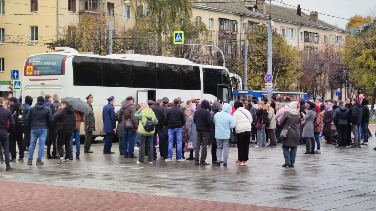 В минувшие выходные у Монумента Воинской Славы состоялась отправка команды призывников ...