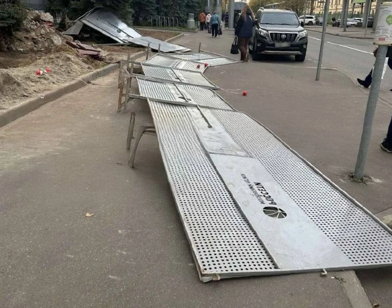 🚧 В Лефортово жители жалуются на упавшее ограждение стройплощадки
