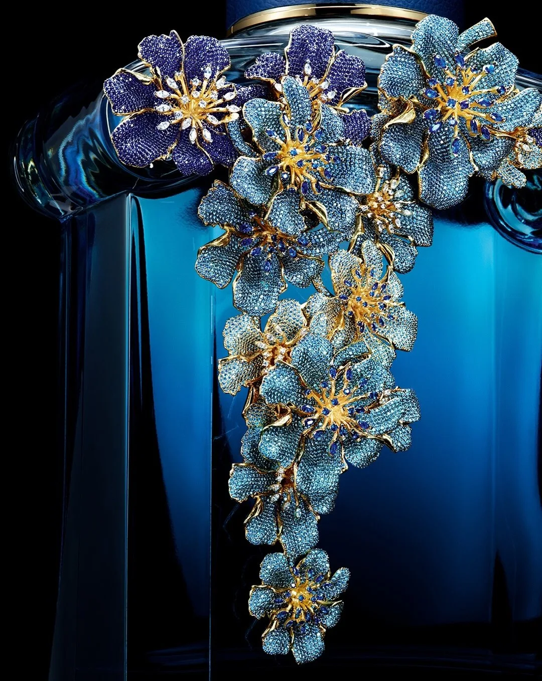 Guerlain вместе с ювелирным дизайнером Бегюм Хан украсили флакон нового L'Heure Bleue. ...