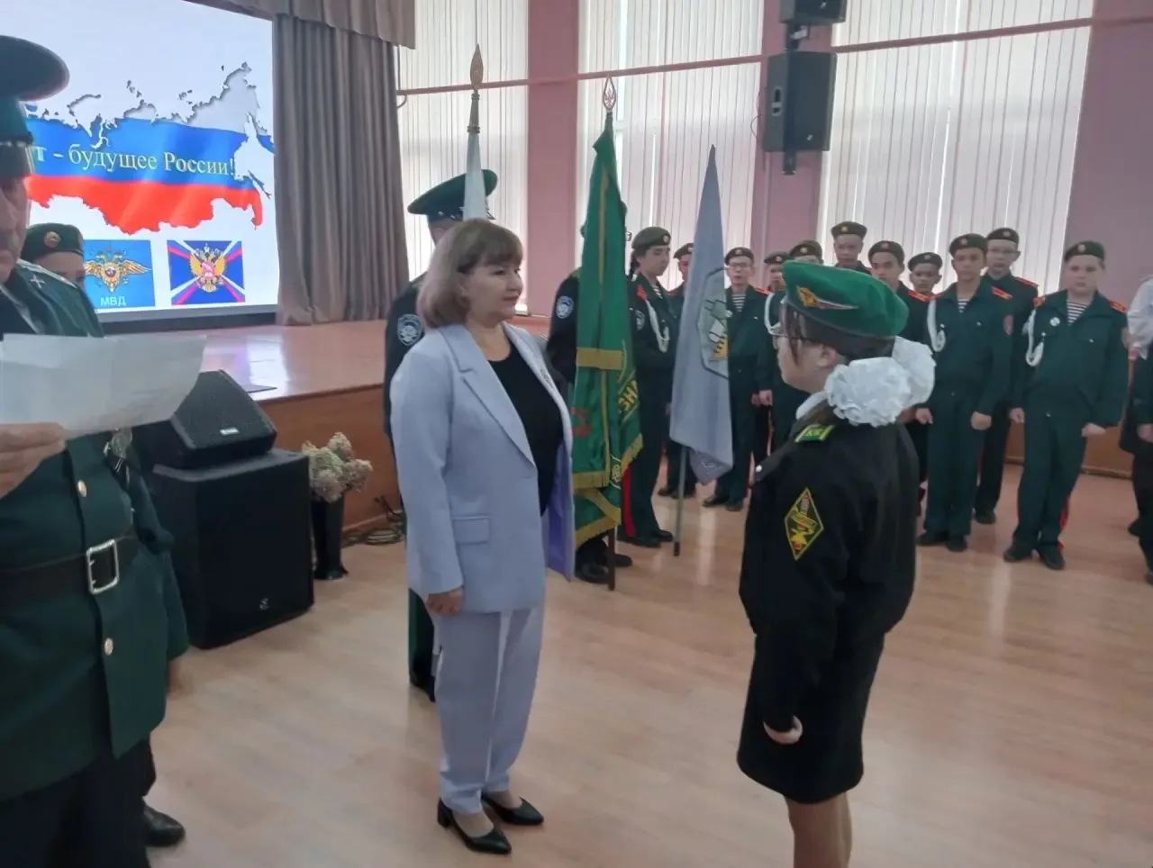 Гордость школы: кадетская линейка.