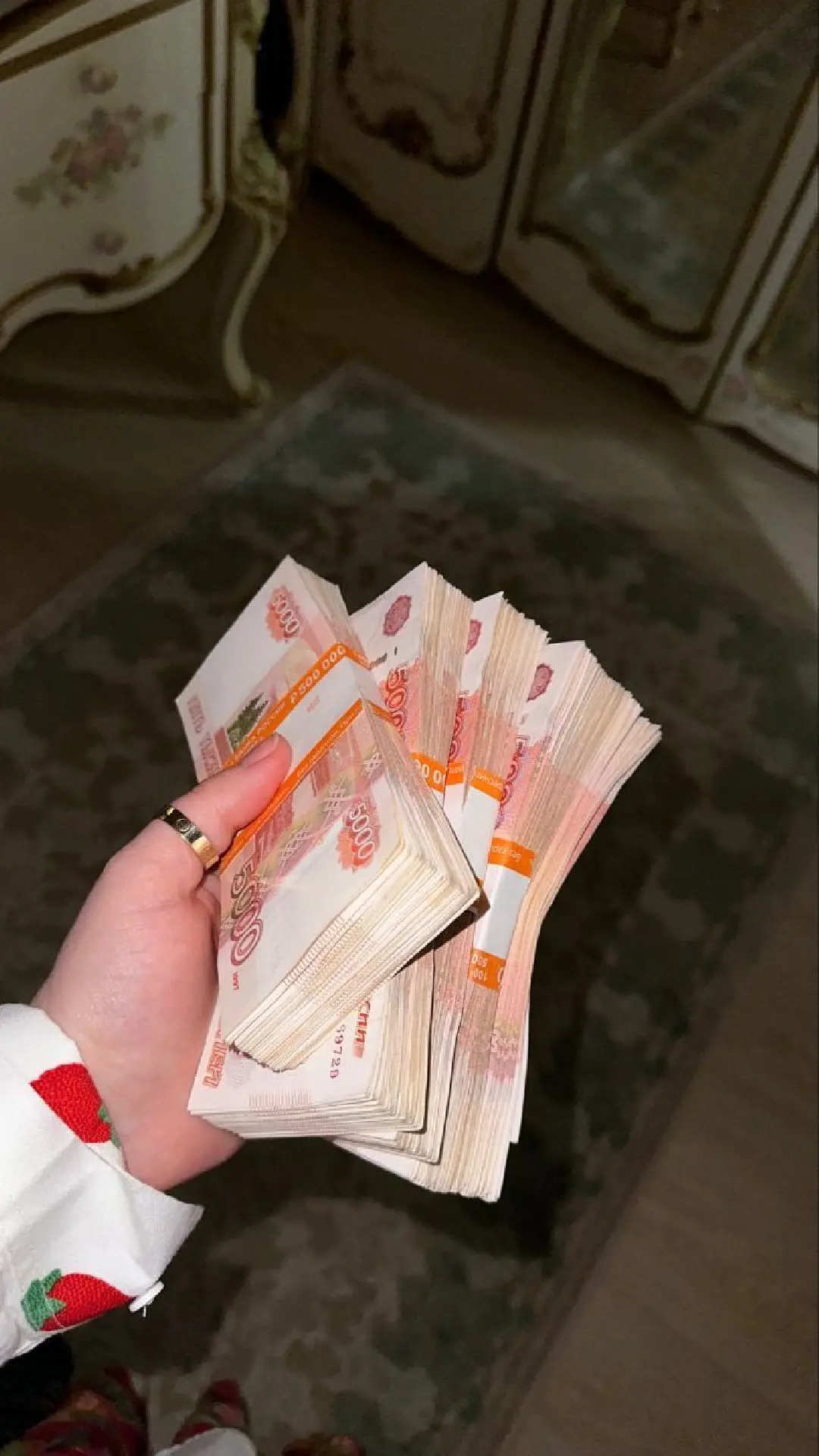 Россиянам рекомендуют запастись наличными на случай банковских сбоев