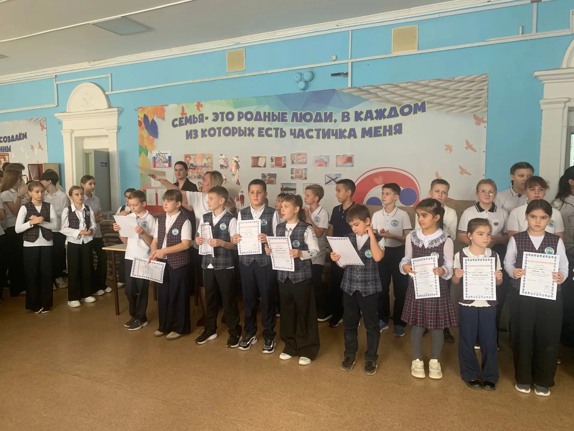 ✅ Утро понедельника в нашей школе традиционно началось с торжественной линейки и исполн...