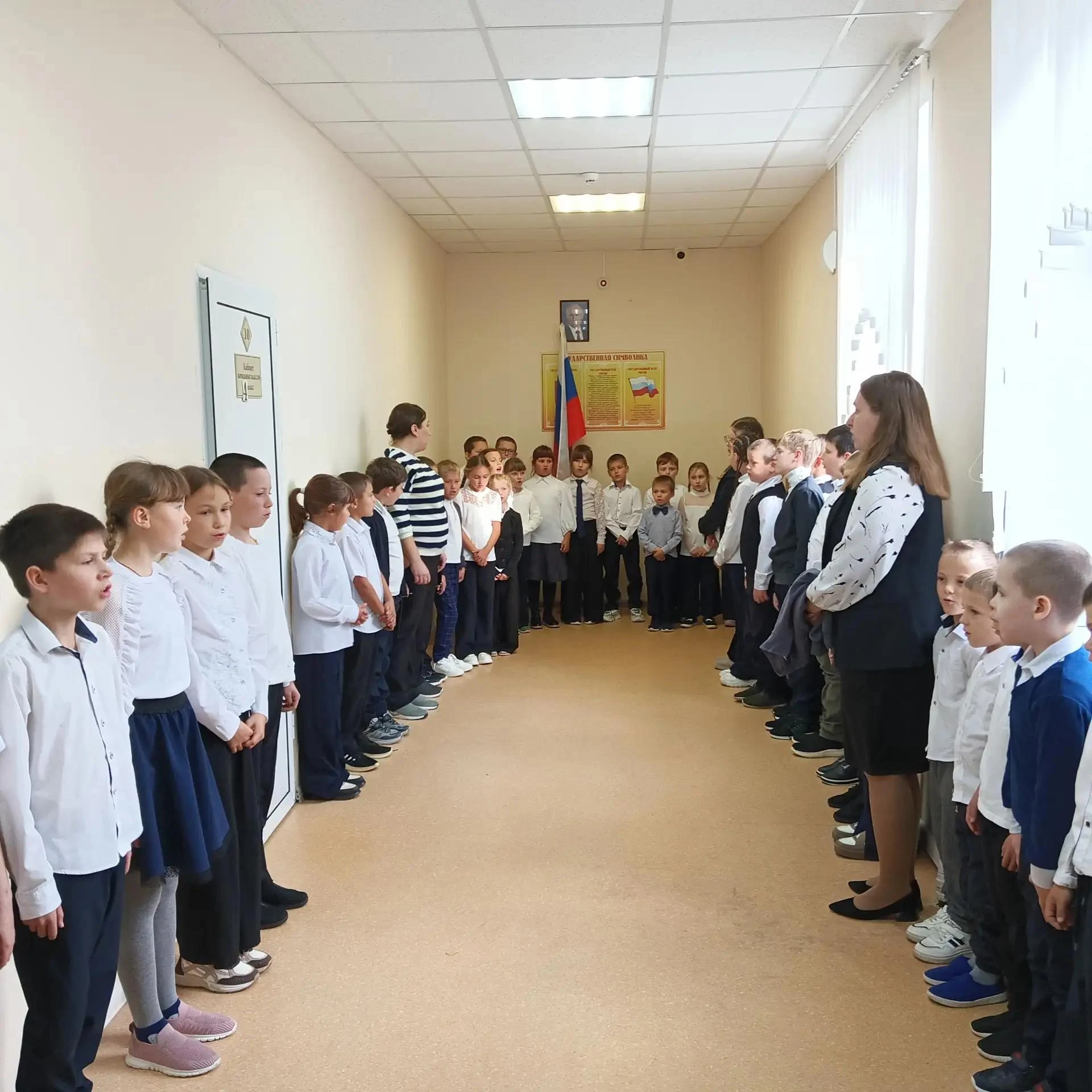 Новая учебная неделя в начальной школе началась с исполнения гимна Российской Федерации.