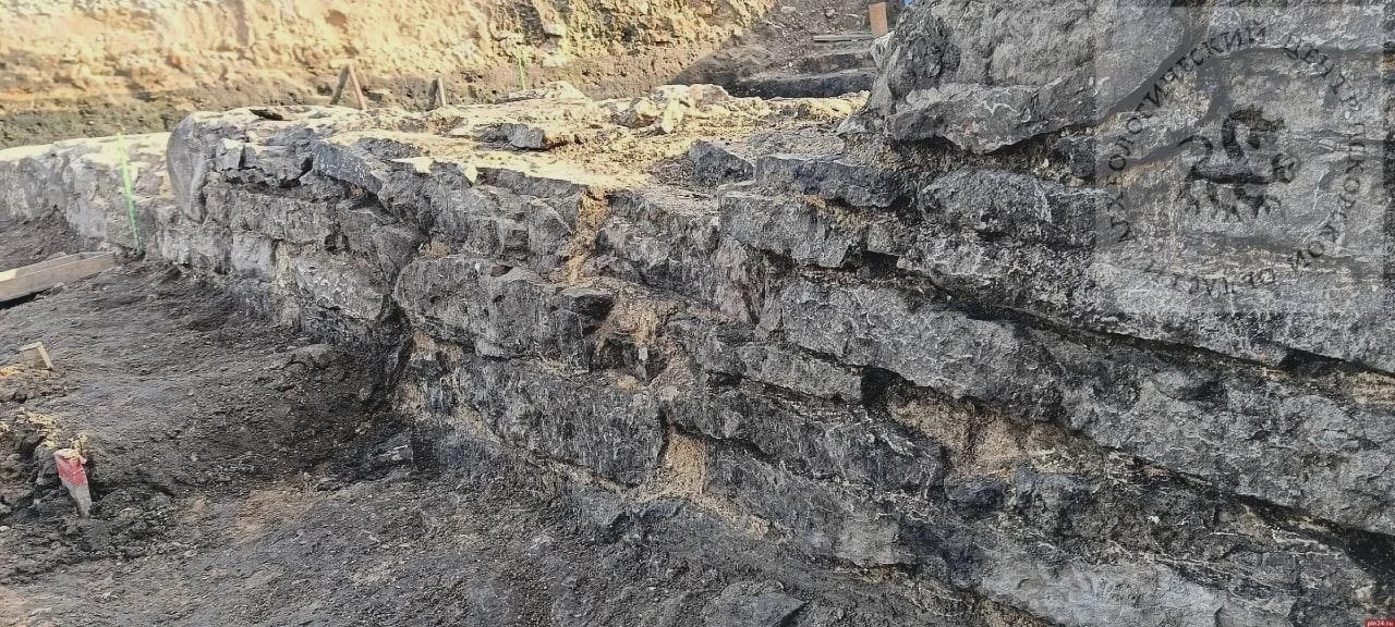 В Пскове нашли фрагмент стены XIV века
