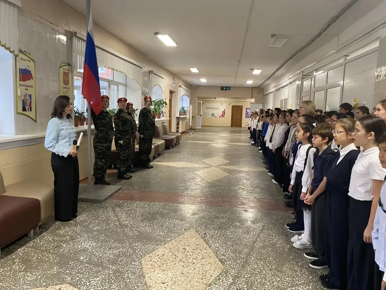 🇷🇺 Учебная неделя в нашей школе началась с линейки, посвящённой поднятию Государствен...