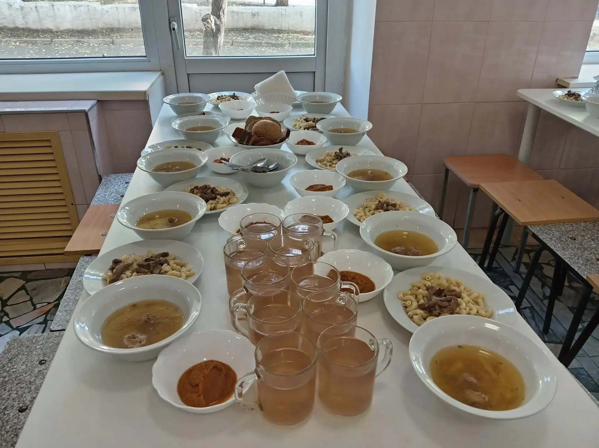 Сытный и уютный обед в нашей столовой!