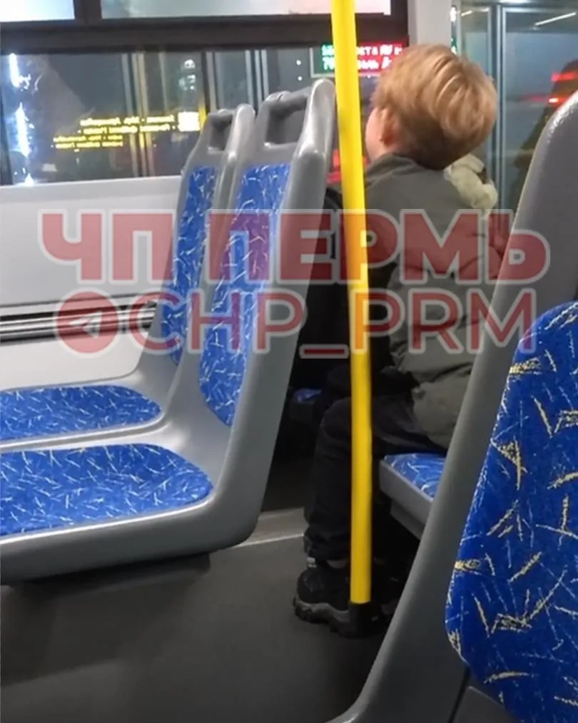 ❗️На ул. Уинской из 55 автобуса мальчик с компанией украли 2 огнетушителя.