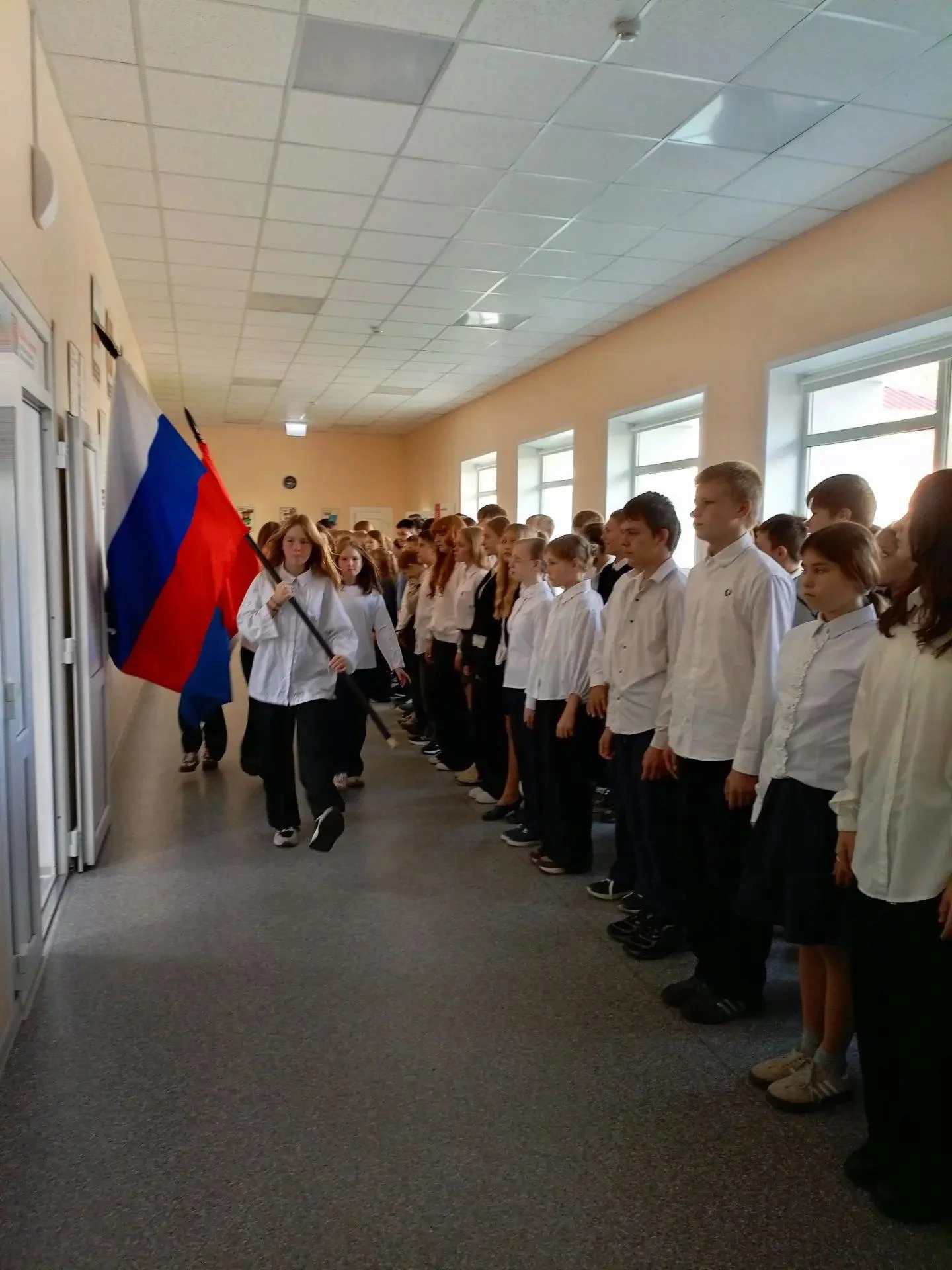 Понедельник в нашей школе начался традиционно — с линейки, выноса флага и гимна, которы...