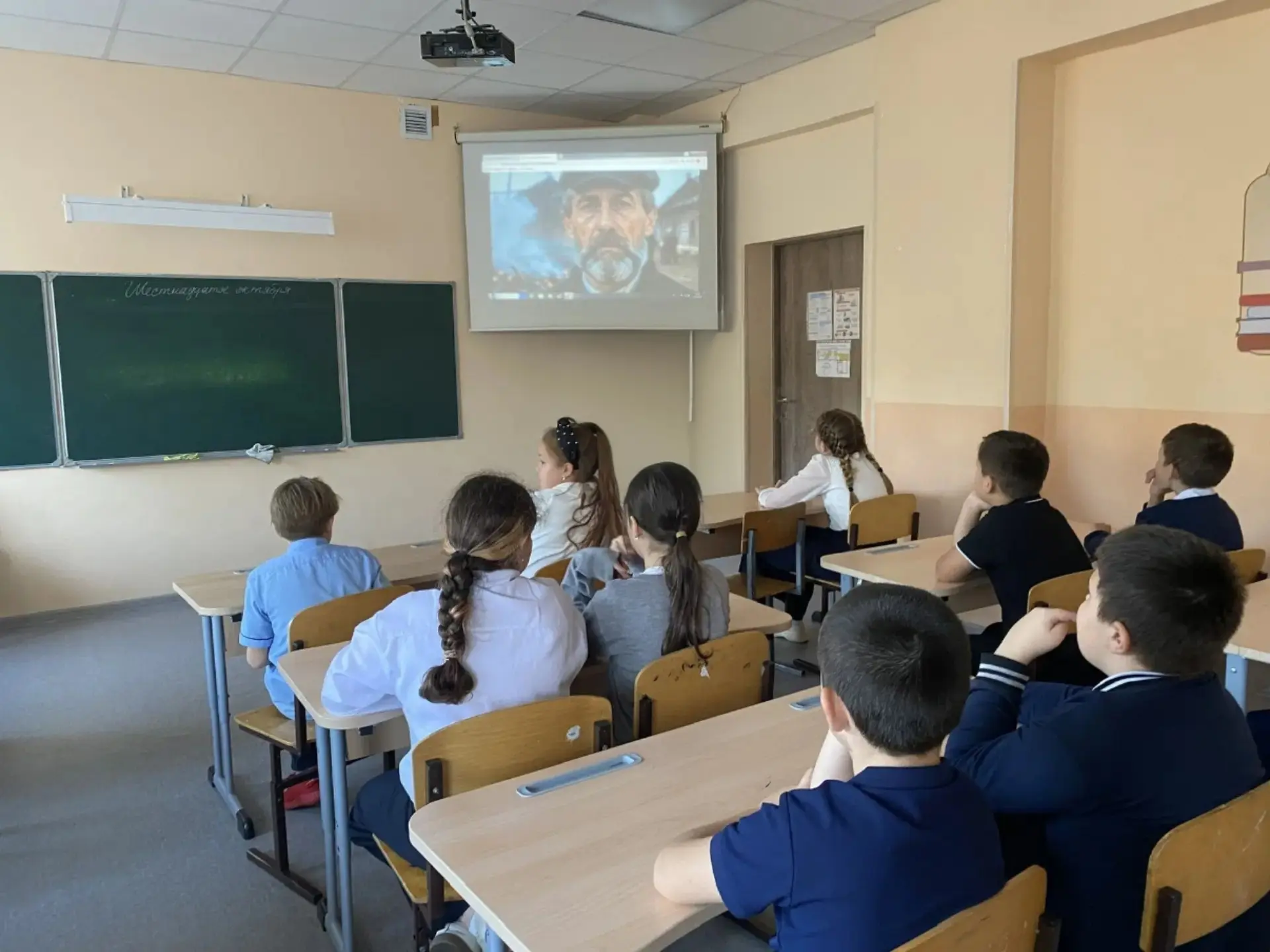 16 октября в начальных классах прошёл тематический час и просмотр видеоролика "Николай ...