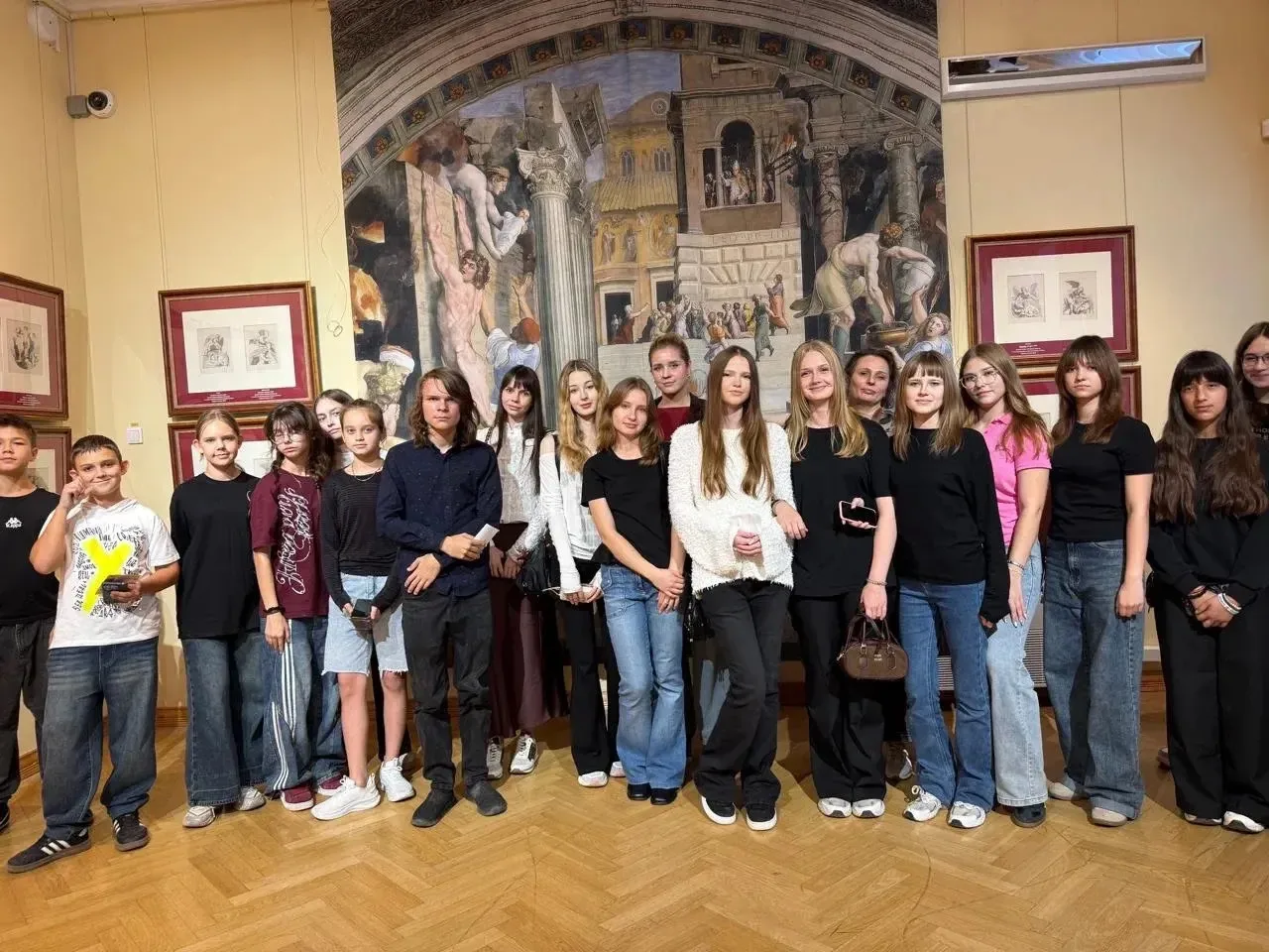 Учащиеся художественного отделения в сопровождении преподавателей  Гущиной Натальи Юрье...