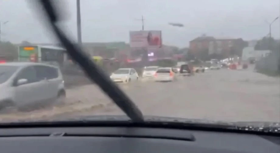 💦Город встал: ливень разорвал Владивосток на части — машины уходят под землю💦