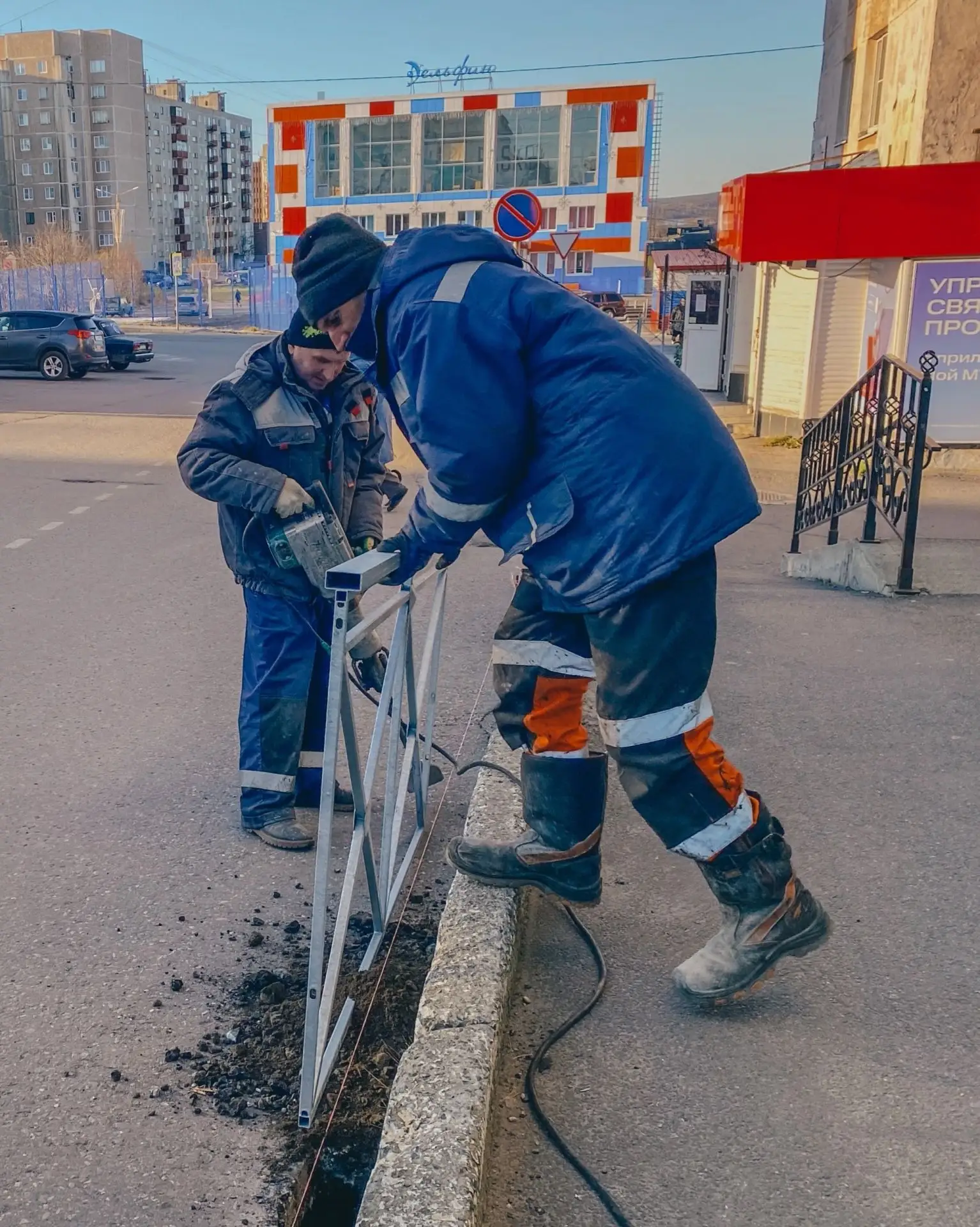 🚧 На улице Мира в Заполярном завершаются работы по установке пешеходного ограждения.