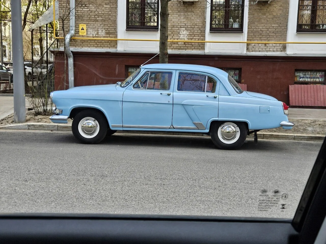 🚙 Ещё один колоритный автомобиль из прошлого на Соколе!