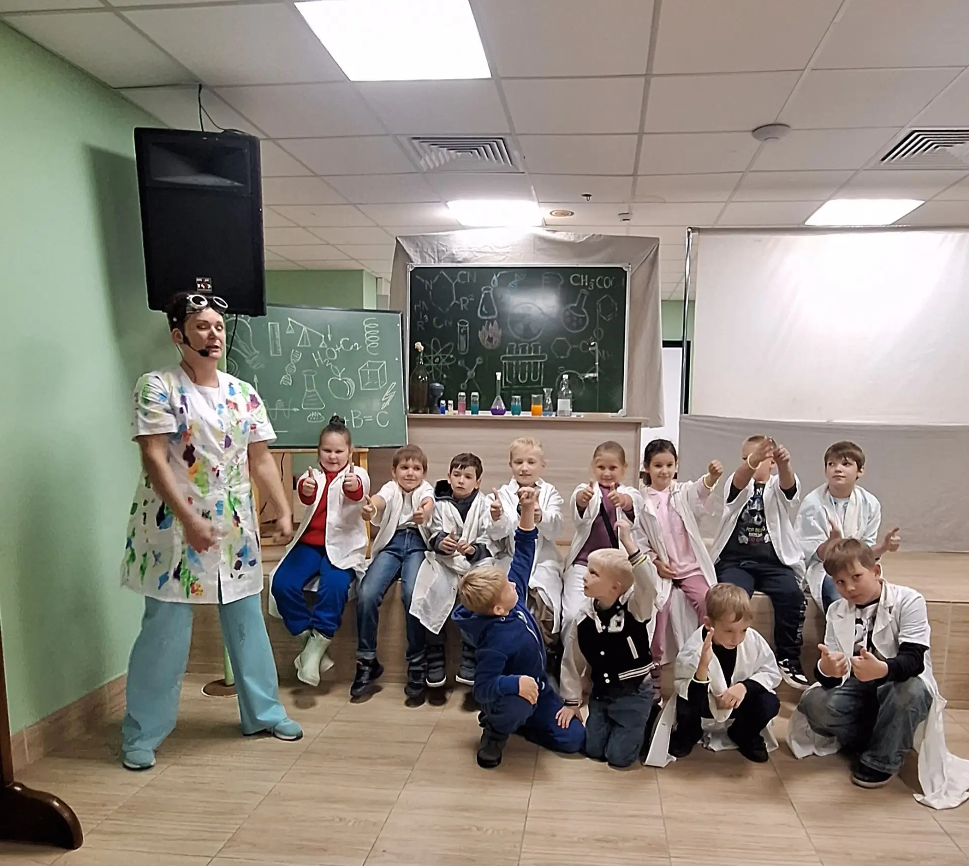 В первый день школьных каникул наши первоклассники побывали в ДК В.А. Ладугина на позна...