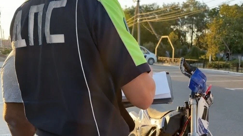 Хотел сбежать от ДПС, но подвел бензин: в Крымском районе задержали «бесправника» 🏍️🚫