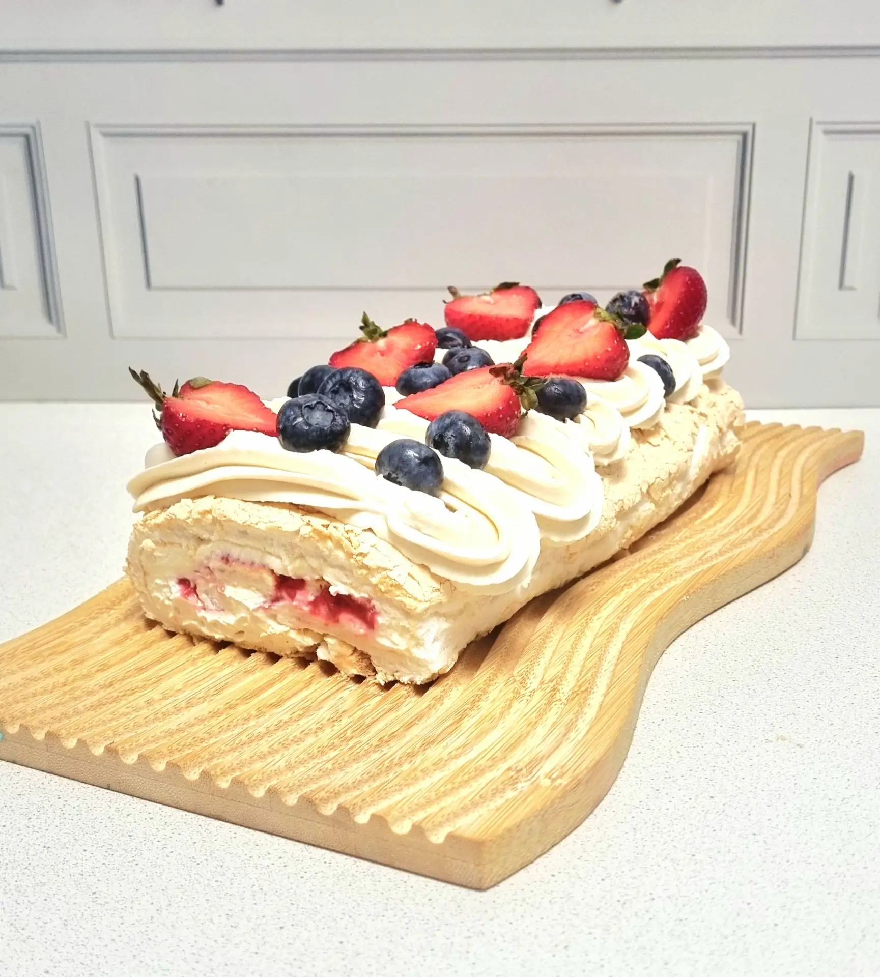 Хрустящая карамельная корочка безе скрывает нежный крем-чиз и яркую ягодную начинку. Фи...