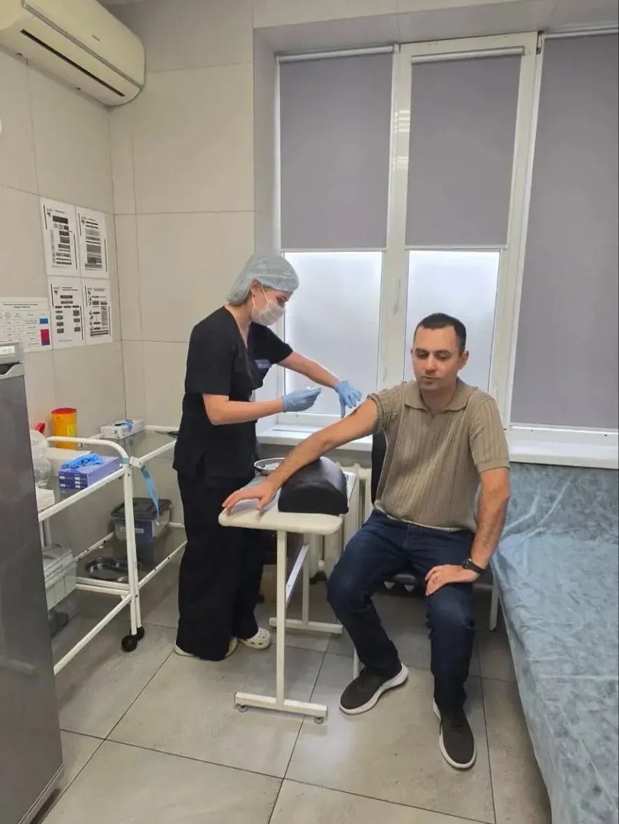 Сегодня прошел плановую вакцинацию от гриппа. Как главный врач, считаю важным личным пр...