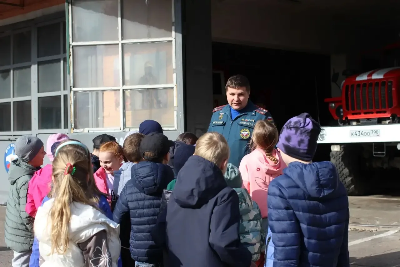 🔥 На днях наш 2 «А» класс побывал на захватывающей экскурсии в пожарной части! 🧑‍🚒