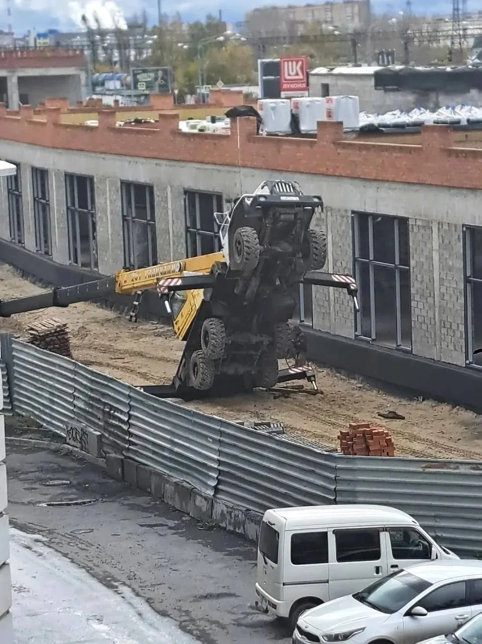 Уставший кран провожает взглядом птиц на юг.