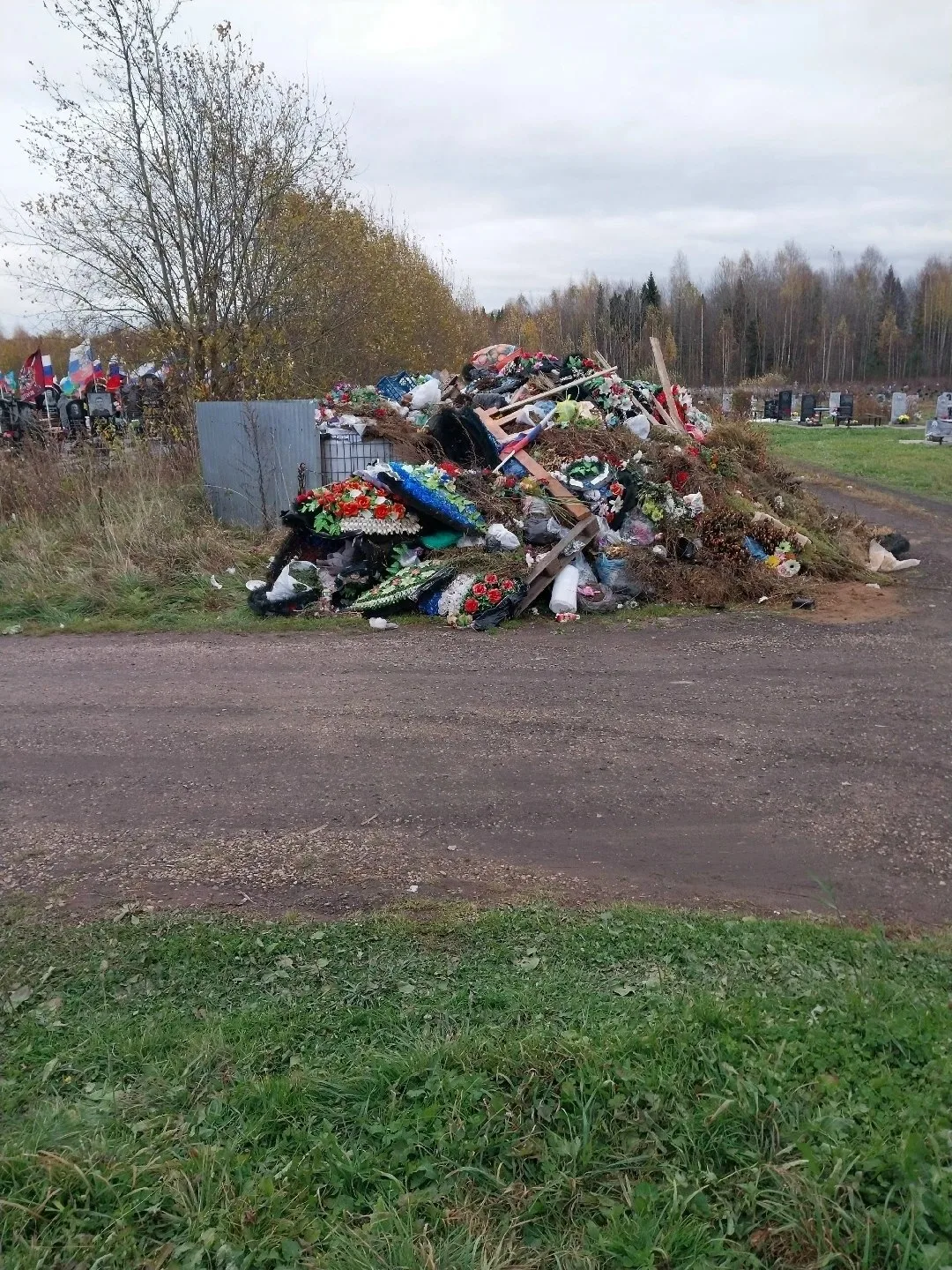 На кладбище в Покрове образовались горы мусора. Об этом сообщают местные жители.
