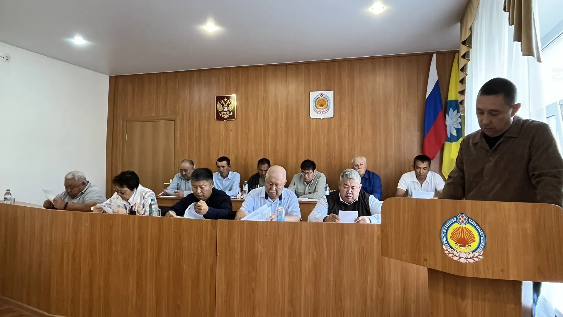 На восьмой сессии депутаты Собрания депутатов Яшкульского РМО  обсудили 9 вопросов.