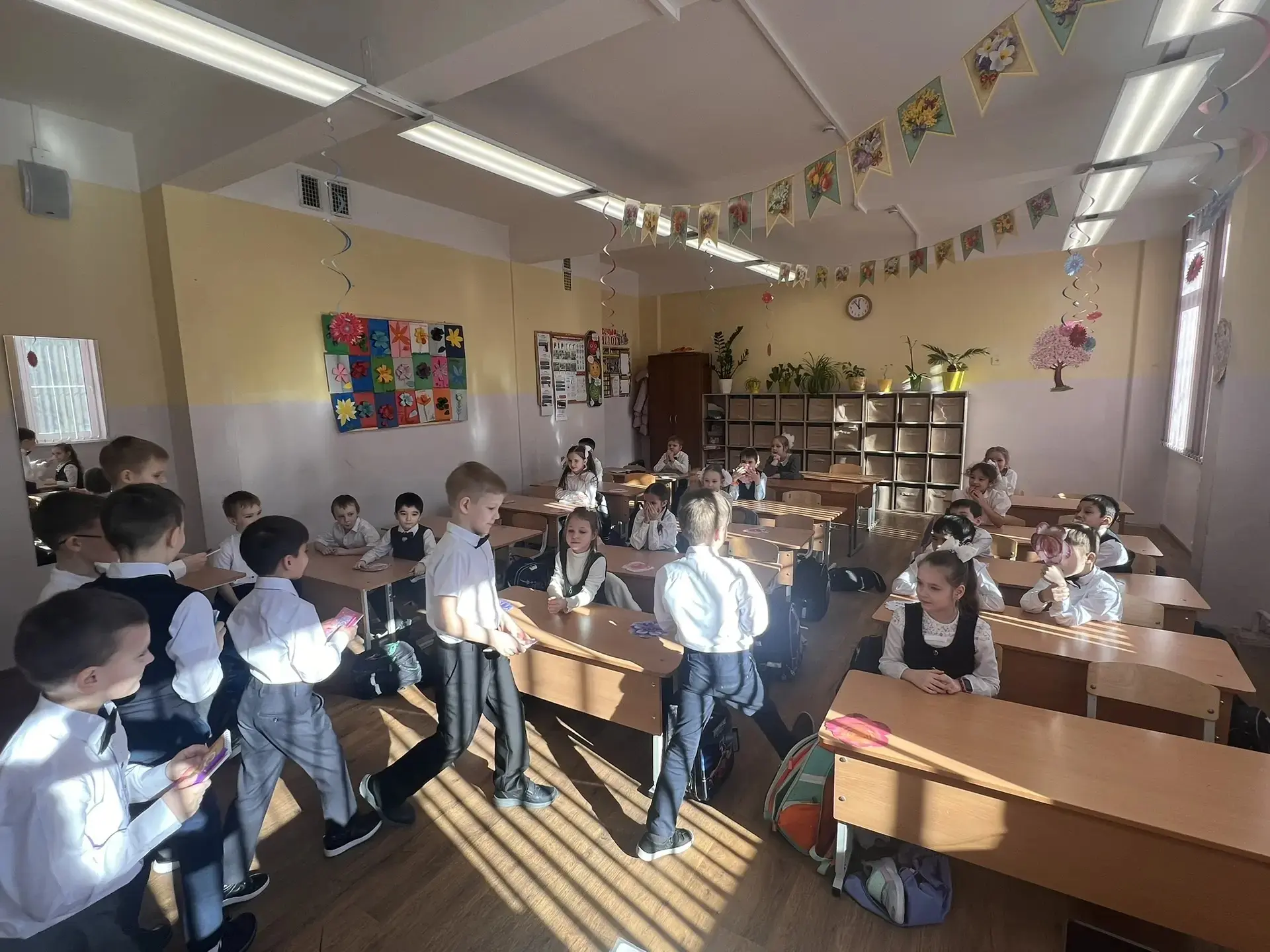 Ребята 1 "Б" поздравили классного руководителя Наталью Викторовну, мам и девчонок с 8 м...