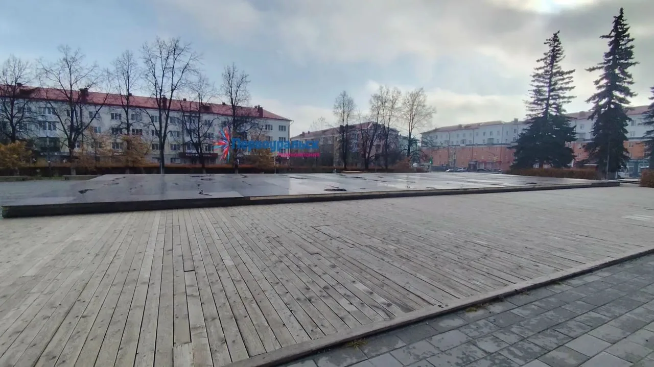 ⛲️ Специалисты подготовили светомузыкальный фонтан в Первоуральске к зиме.
