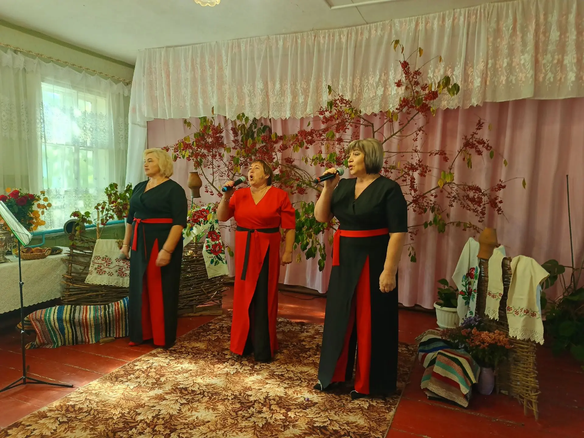 А в сердце молодость поет...