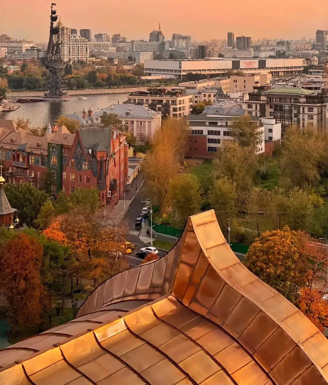 😍Со смотровой площадки храма Христа Спасителя открываются осенние виды Москвы