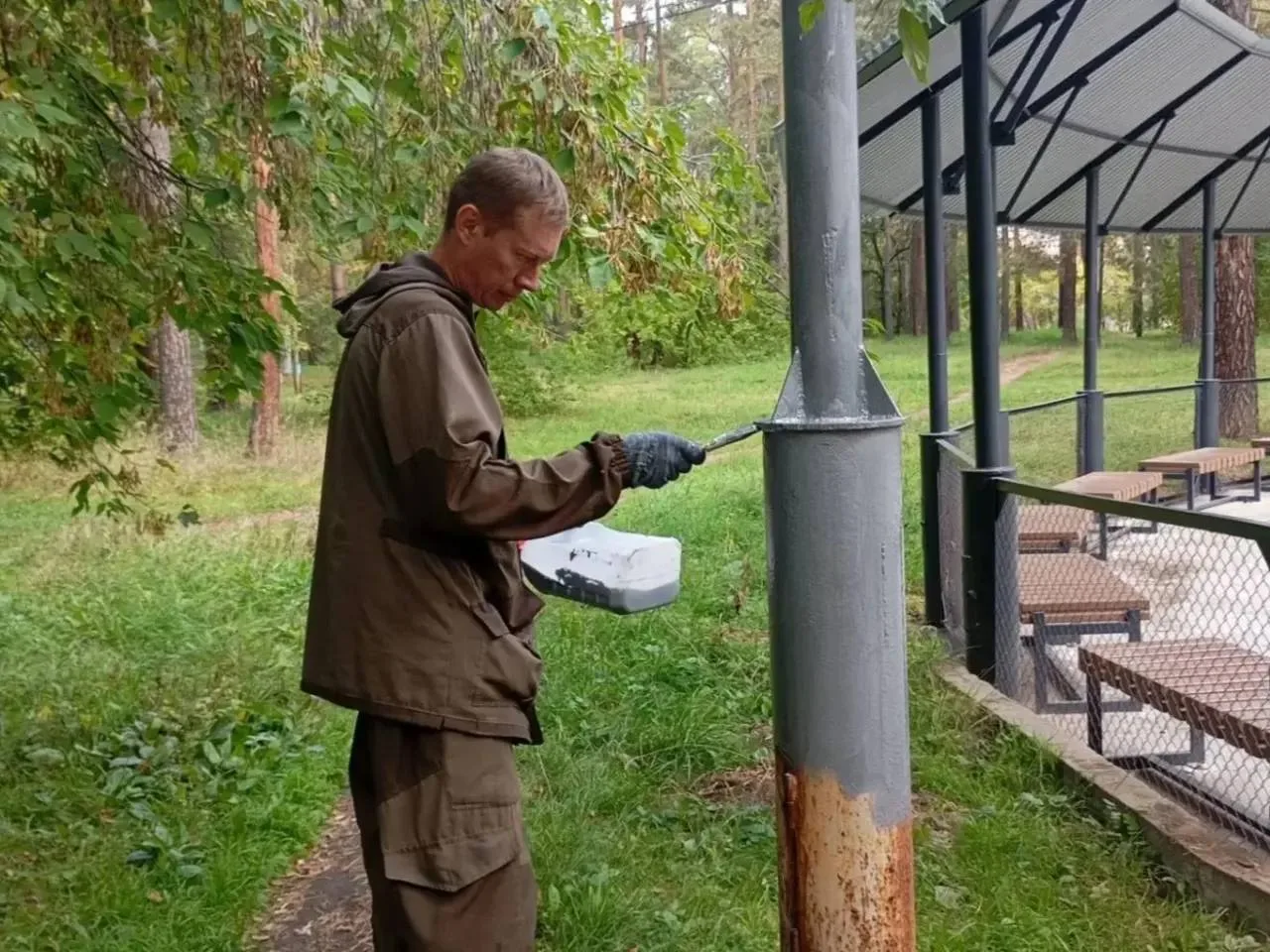Работники Парков Ангарска готовят общественные пространства к зиме. За первый месяц осе...